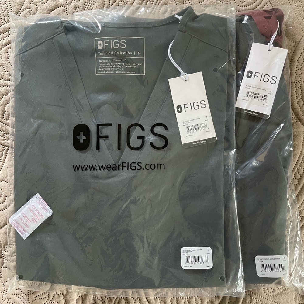 Set-FIGS Bonsai/Green Women's
Scrub Set - V-Neck Top & Cargo Pants - Picture 2 of 4